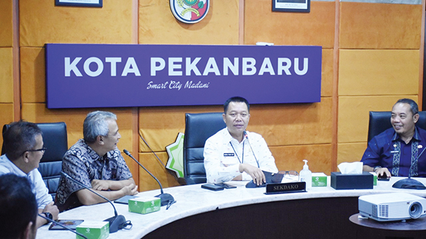 TAWARKAN MOU— Pj Sekda Kota Pekanbaru, Indra Pomi Nasution menyambut kedatangan jajaran manajemen PT Semen Padang di Balaikota Pekanbaru.