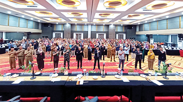 FOTO BERSAMA— KPU Padang foto bersama anggota PPK, dan PPS yang baru dilantik, sebelum melaksanakan orientasi tugas untuk Pemilu 2024, Selasa (24/1).