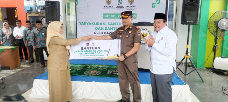 TASYAKURAN— Wako yang diwakili Kepala Satpol PP Mursalim menyerahkan bantuan untuk program stunting dan santunan untuk anak yatim saat tasyakuran HUT ke-22 Baznas di Kantor Baznas Padang, Selasa (24/1).