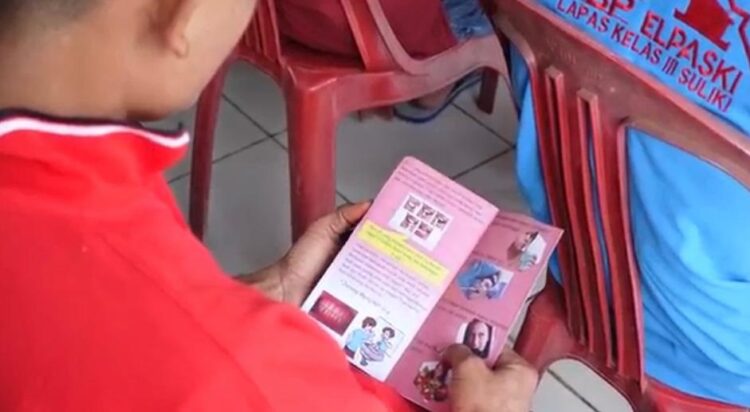 SCREENING—Seorang napi melihat buku screeningnya.