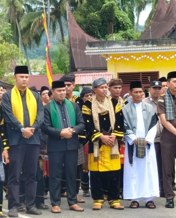 PEMBERIAN GELAR— Prosesi pemberian gelar Sutan Gumilang kepada Bupati Sijunjung Benny Dwifa Yuswir, dalam Alek Manuang Limbago Nagari Muaro.