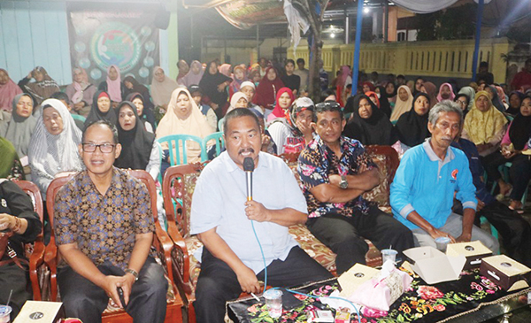 ASPIRASI WARGA— Wakil Ketua DPRD Padang Amril Amin menjemput sejumlah aspriasi warga saat melakukan reses di di Kelurahan Sawahan, Kecamatan Padang Timur.