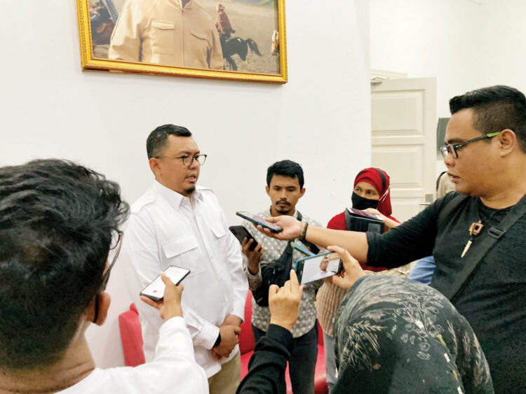 WAWANCARA— Bacaleg DPRD DKI Jakarta Braditi Moulevey saat melakukan sesi wawancara dengan awak media.