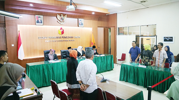 SIDANG PUTUSAN— Sidang keputusan oleh Bawaslu Sumbar kepada pihak pelapor dengan register 003, yang dihadiri oleh ketua KPU Sumbar Yanuk Sri Mulyani beserta anggota KPU lainnya, Jumat (27/1).