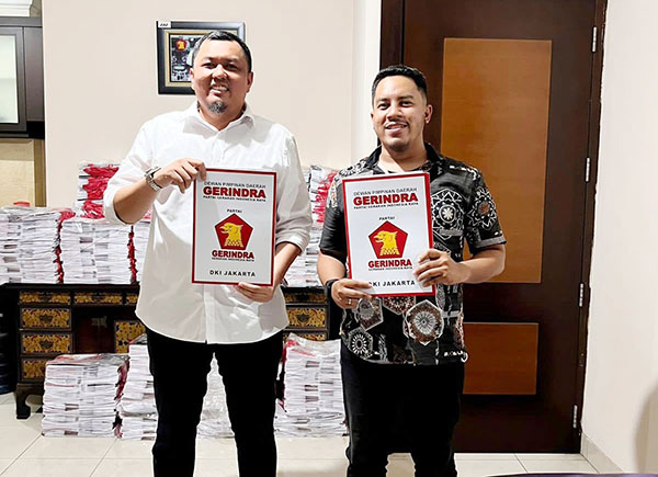 PENGAMBILAN FORMULIR— Braditi Moulevey (kiri) mendaftar dan mengambil formulir pendaftaran Calon Anggota DPRD DKI Jakarta di kantor DPD Gerindra DKI  didampingi Ketua PC Tidar Jakarta Timur, Jiva Baskoro.