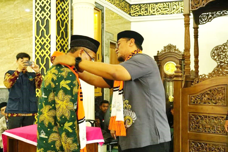 PELEPASAN— Wabup pasangkan selempang saat pelepasan jemaah umrah.