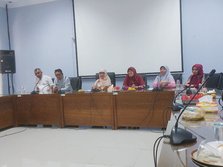 JUMPA PERS—Kepala DKP Provinsi Sumbar, Dr. Ir. Desniarti, MM, saat jumpa pers dengan awak media, Jumat (20/1) di kantor DKP Sumbar.