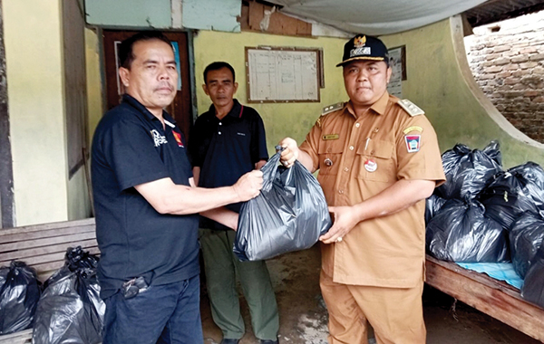 BAGIKAN NASI BUNGKUS— Pengurus DPD Gerindra Sumbar membagikan ribuan nasi bungkus untuk warga yang terdampak banjir di beberapa wilayah Kota Padang, Pariaman dan Padangpariaman.