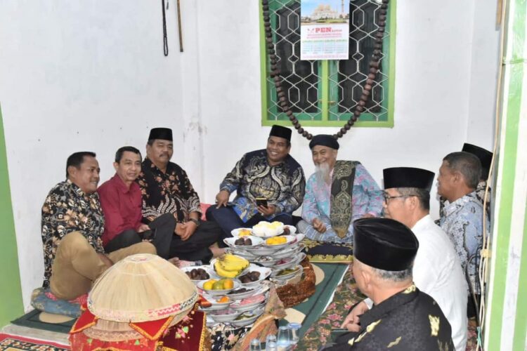 PERINGATAN MAULUD— Bupati Suhatri Bur menghadiri peringatan Maulud Nabi Muhammad SAW.