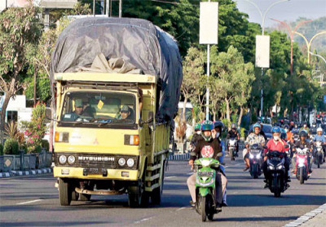 ILUSTRASI. Truk ODOL di jalanan Gresik, Jawa Timur. (istimewa)