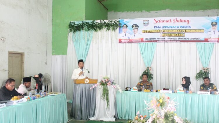 MUSRENBANG— Wabup Pasbar H.Risnawanto membuka Musrembang di Kecamatan Gunung Guleh.