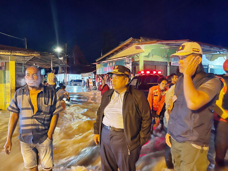 KORBAN BANJIR— Bupati Padangpariaman Suhatri Bur turun langsung melihat kondisi warganya yang terdampak bencana banjir dan longsor, Senin (23/1) malam.