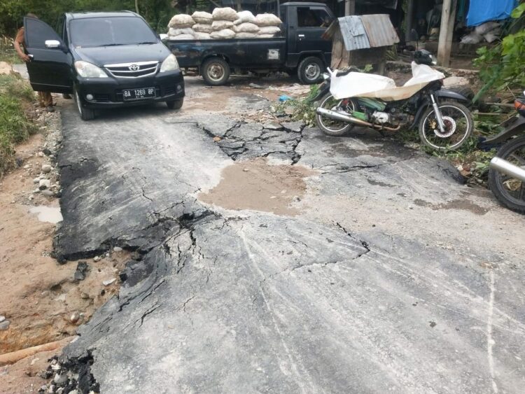 TERKELUPAS—Hanya diguyur hujan lebat satu malam saja, jalan yang baru diaspal enam bulan lalu di kawasan Nagari Paritmalintang, Kecamatan Enam Lingkung, Kabupaten Padangpariaman sudah terkelupas.