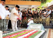 Kegiatan Bacapres, Prabowo Keliling Pesantren, Anies Sapa Relawan