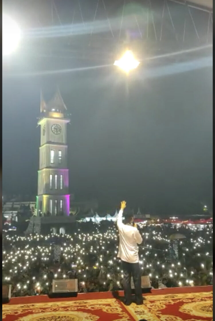 TABLIGH AKBAR— Ribuan warga menyaksikan secara langsung Ustadz Abdul Somad (UAS) dalam kegiatan tabligh akbar Bukittinggi Bershalawat di pelataran Jam Gadang, Kota Bukittinggi, Sabtu (27/5).