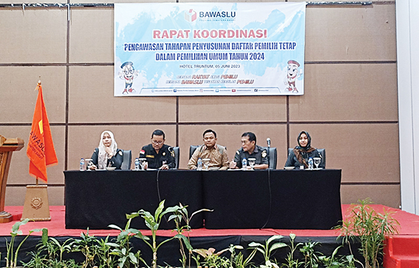 RAPAT KOORDINASI— Bawaslu Sumbar menggelar rapat koordinasi Pengawasan Tahapan Penyusunan DPT dalam Pemilu tahun 2024, di Hotel Truntum Padang, Senin (5/6).