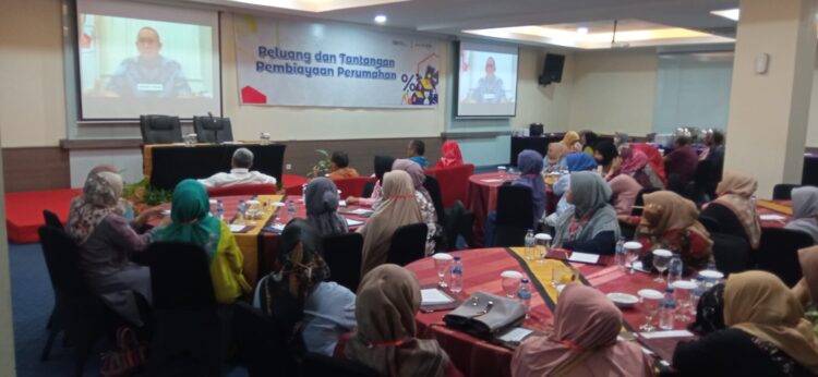 Anggota Komisi VI DPR RI asal Sumbar Andre Rosiade membuka acara seminar sosialisasi BUMN di Hotel Truntum Padang, Senin (26/6/2023).