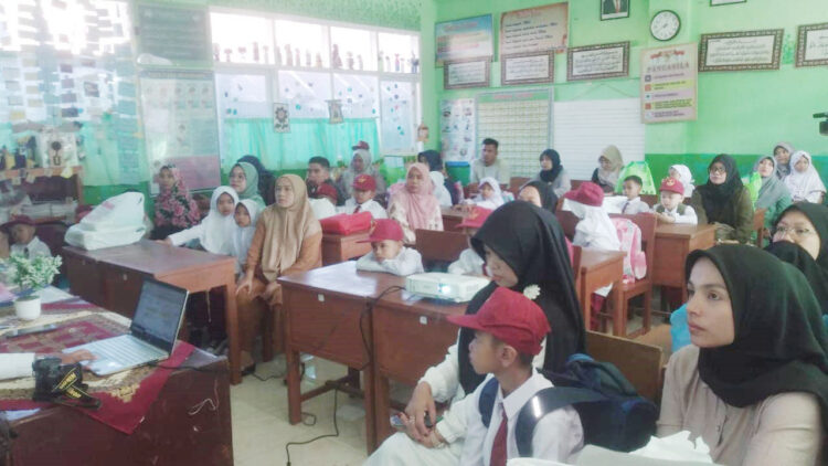 SEKOLAH— Kegiatan hari pertama sekolah menghadirkan orang tua, agar bisa berkomunikasi langsung dengan guru.