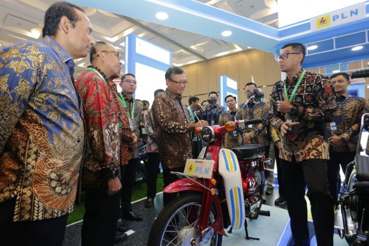 MOTOR LISTRIK—Direktur Utama PLN, Darmawan Prasodjo Ketua Kosmik Indonesia, Dermawan saat menyaksikan peluncuran motor listrik.