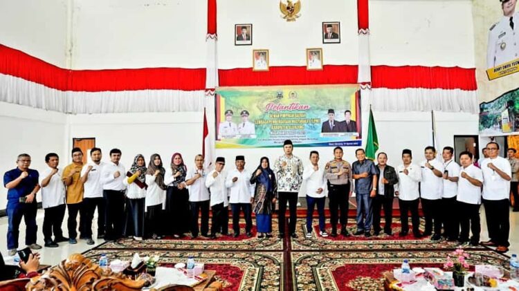 FOTO BERSAMA— Ketua DPD LPM Provinsi Sumatera Barat, H. Darmansyah Siroen berfoto bersama dengan jajaran pengurus usai pelantikan, di Balairung Lansek Manih, Kantor Bupati Sijunjung.