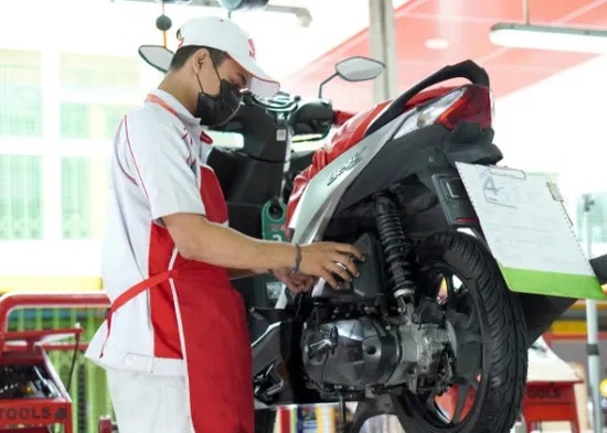 PENGECEKAN— Pengecekan sepeda motor Honda yang dilakukan di bengkel AHASS dan AHM membuka layanan contact center 24 jam dalam penanganan setiap sepeda motor konsumen.