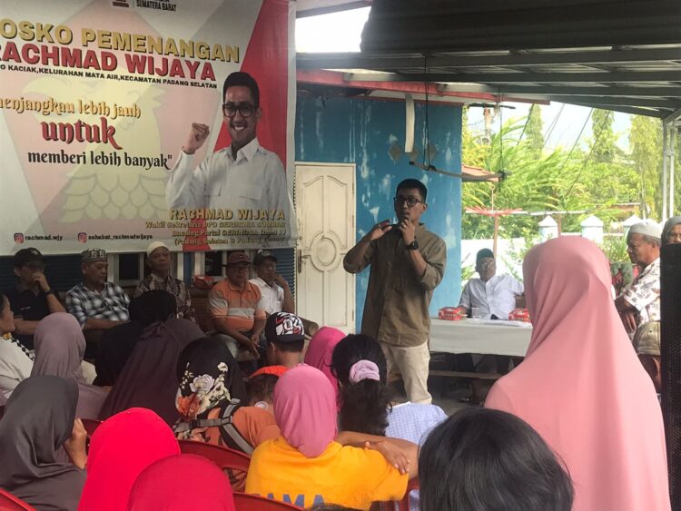 Bakal calon anggota DPRD Padang dari Partai Gerindra Rachmad Wijaya saat bertemu dan bersosialisasi dengan masyarakat Koto Kaciak, Padang Selatan, Kota Padang.