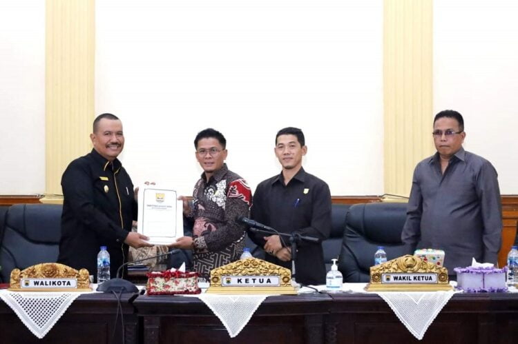 SERAHKAN RANPERDA—Wawako Mardison Mahyuddin  serahkan lima ranperda pada Ketua DPRD didampingi wakil ketua DPRD.