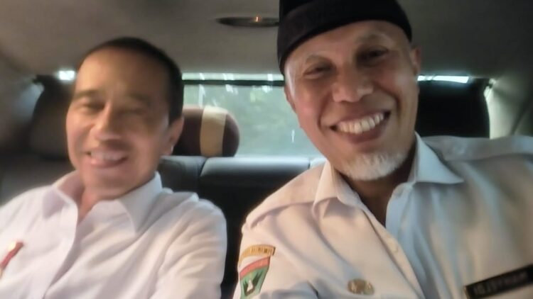 BERSAMA PRESIDEN—Gubernur Sumbar, Mahyeldi Ansharullah bersama Presiden RI, Joko Widodo (Jokowi) dalam mobil dinas RI 1.