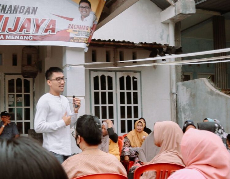 Bacaleg DPRD Padang Dapil V (Padang Timur dan Padang Selatan) Rachmad Wijaya berdialog dengan warga Skep Mata Air, Kecamatan Padang Selatan.