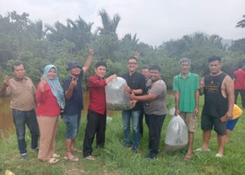 Rachmad Wijaya Tebar Ribuan Bibit Ikan Nila untuk Warga Skep Mata Air