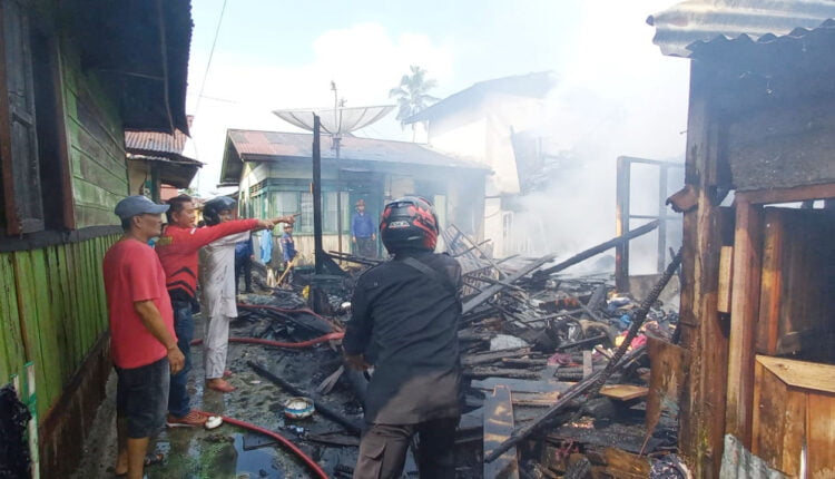 Warga Di Kawasan Permukiman Padat Penduduk Panik Api Berkobar Hebat 3 Rumah Terbakar 7632