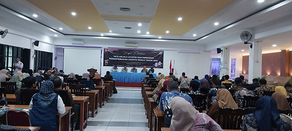 RAPAT KOORDINAS—  KPU Kota Solok menggelar rapat koordinasi dengan pihak terkait membahas tata kelola logistik dan persiapan pendistribusian logistik Pemilu 2024 mendatang.