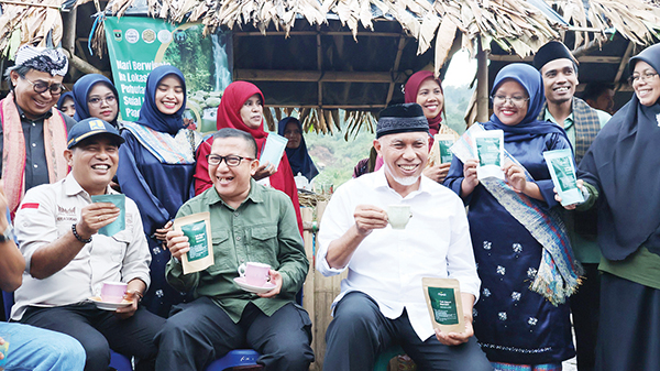 GUBERNUR Sumbar Mahyeldi didampingi Kadis Kehutanan Yozarwardi mencoba produk kopi pengelola Kehutanan Sosial.