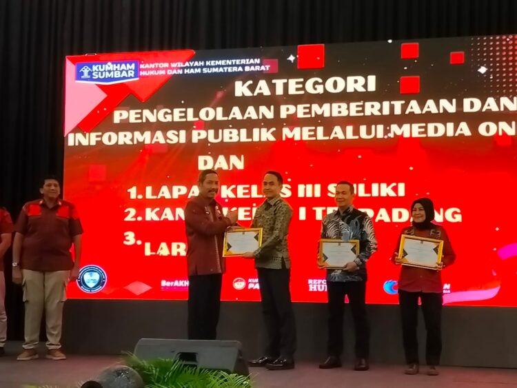 Lembaga Pemasyarakatan Kelas III Suliki mendapatkan penghargaan Terbaik I Kategori Pengelolaan Pemberitaan dan Informasi Publik.