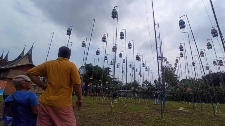 LOMBA BURUNG BAKICAU— Ketua Pelaksana Lomba, Ainul J Farhan, menyaksikan  lomba burung berkicau atau Lomba KONKURS Perkutut yang diikuti ratusan pecinta burung dari berbagai kabupaten dan kota di Sumatera Barat, termasuk dari Provinsi Riau dan Jambi.