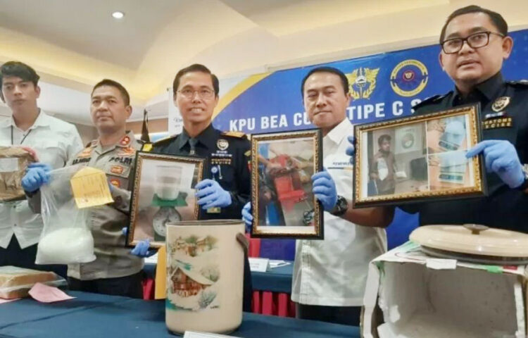 BARANG BUKTI— Kepala Bea Cukai Soetta Gatot Sugeng Wibowo saat menunjukan
barang bukti hasil ungkap kasus penyelundupan narkotik