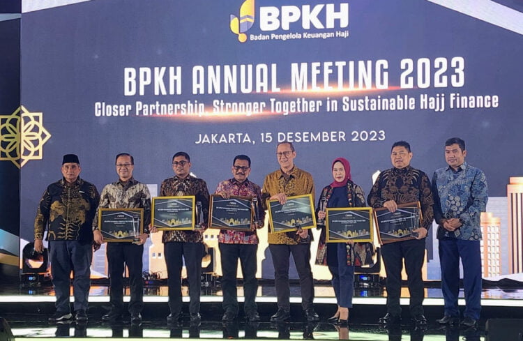 PENGHARGAAN— Direktur Utama Bank Nagari Muhamad Irsyad saat menerima penghargaan Banking Award 2023 dari BPKH pada ketegori BPS BPIH (Bank Syariah) Pertumbuhan Pendaftar Haji Terbaik 2023, Jumat (15/12) di Sheraton Grand Jakarta Gandaria City Hotel, Kebayoran Lama, Jakarta.