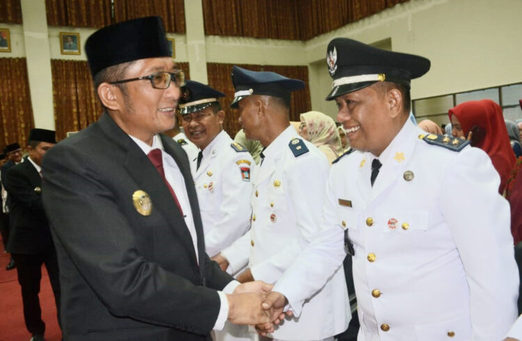 DILANTIK— Wali Kota Padang Hendri Septa menyalami Lurah Mata Air, Kecamatan Padang Selatan, Syafrizal SAP usai dilantik.