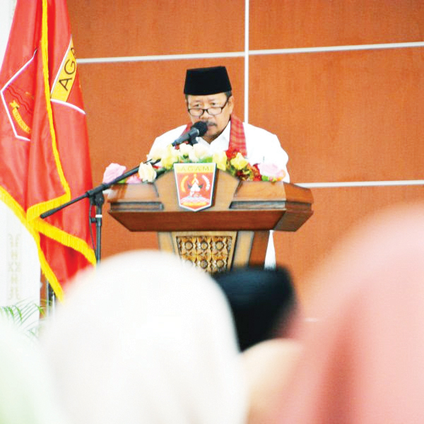 LAUNCHING KURIKULUM MULOK— Bupati Agam, Dr H Andri Warman melaunching kurikulum muatan lokal bahasa dan sastra Minangkabau di Balairung Rumah Dinas Bupati Agam.