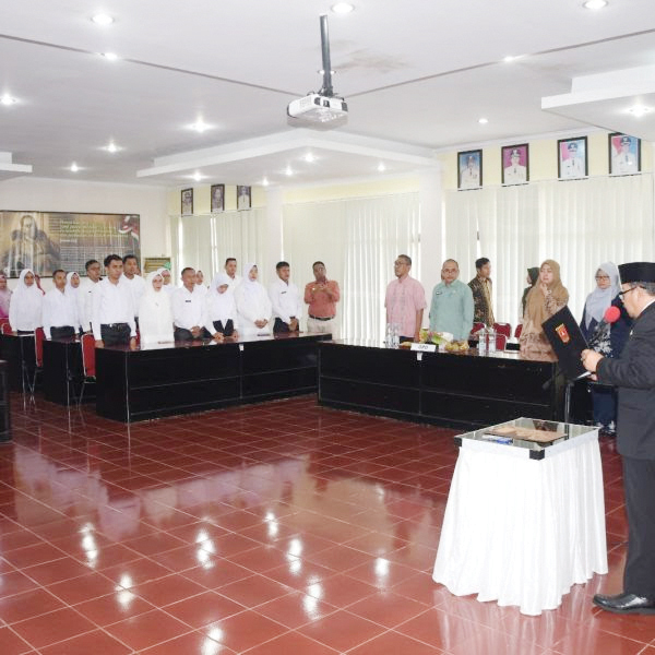 PENGANGKATAN PPPK— Bupati Agam Andri Warman, melantik dan mengambil sumpah jabatan fungsional teknis di Aula Kantor Bupati Agam, Kamis (28/12).