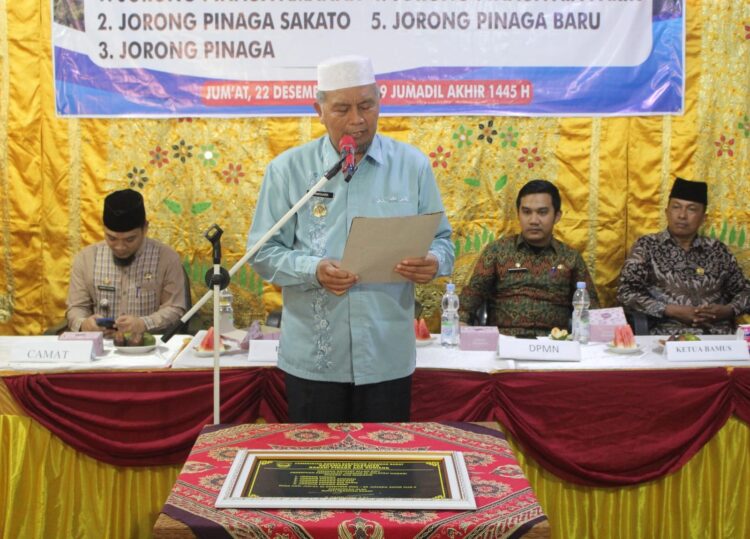 SAMBUTAN— Bupati Pasaman Barat Hamsuardi memberikan sambutan saat acara peresmian lima wilayah Kejorongan di Nagari Pinaga Aua Kuniang, di Aula Kantor Wali Nagari Pinaga Aua Kuniang..