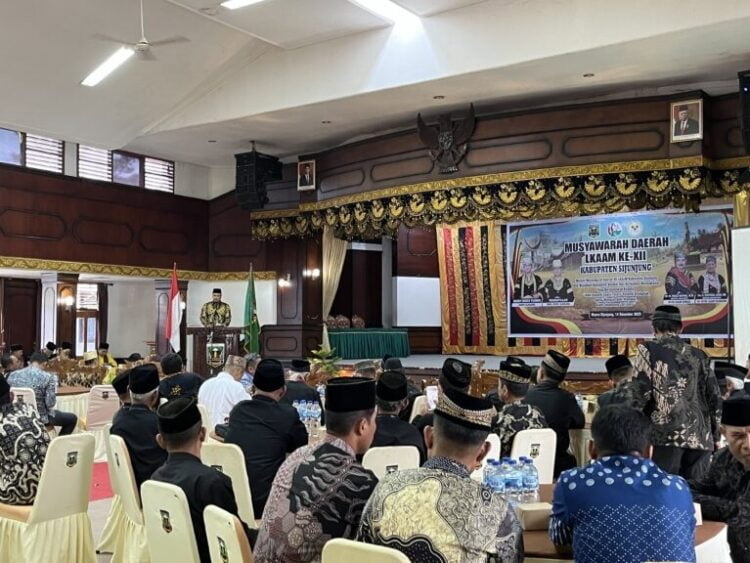 PEMBUKAAN MUSDA— Bupati Sijunjung Benny Dwifa Yuswir membuka Musyawarah Daerah (Musda) ke XII Lembaga Kerapatan Adat Alam Minangkabau (LKAAM) Kabupaten Sijunjung di Gedung Pancasila Muaro, Kamis (14/12).