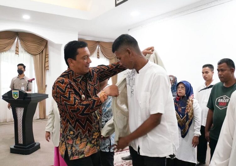 PELANTIKAN— Pj Wali Kota, Sonny Budaya Putra, pakaikan  baju atau jaket kepada pengurus DPC Gertakin Padang Panjang  periode 2023-2028 yang dilantik