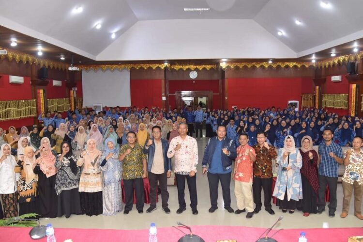 FOTO BERSAMA— Pj Wali Kota Pariaman Roberia berfoto bersama usai melantik dan mengambil sumpah 188 pejabat fungsional di lingkungan Pemerintah Kota Pariaman.