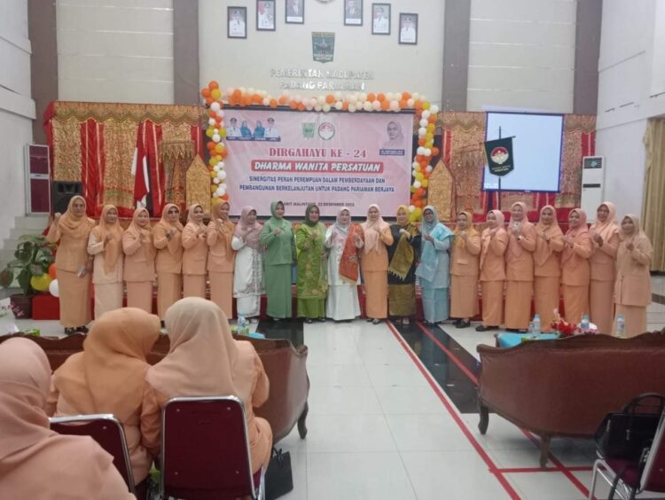 PERAYAAN HUT DWP— Seluruh pengurus dan anggota Dharma Wanita Persatuan di Kabupaten Padangpariaman merayakan HUT DWP ke-24.