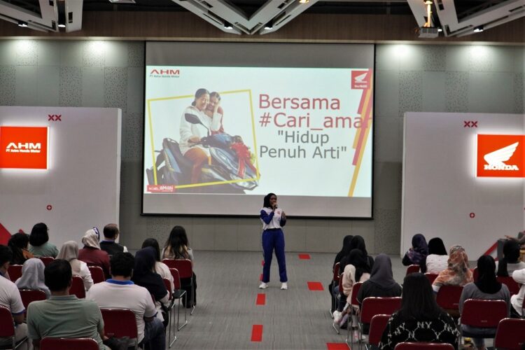 LATIH PEREMPUAN— AHM mengerahkan instruktur handal safety riding Honda untuk memberikan materi pelatihan kepada para ibu atau perempuan diberikan materi pelatihan safety riding dengan kemasan yang interaktif, menyenangkan, dengan materi kekinian.