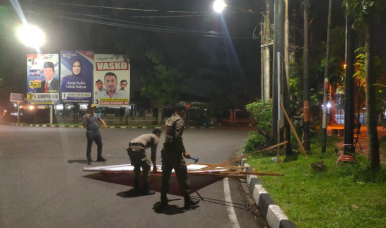 APK “HILANG MALAM”— Petugas Satpol PP Kota Padang kembali beraksi di malam hari untuk membersihkan APK caleg yang dipasang di tempat salah. Selasa (26/12) malam, puluhan APK Caleg di kawasan Ahmad Yani dan Veteran dicopot.