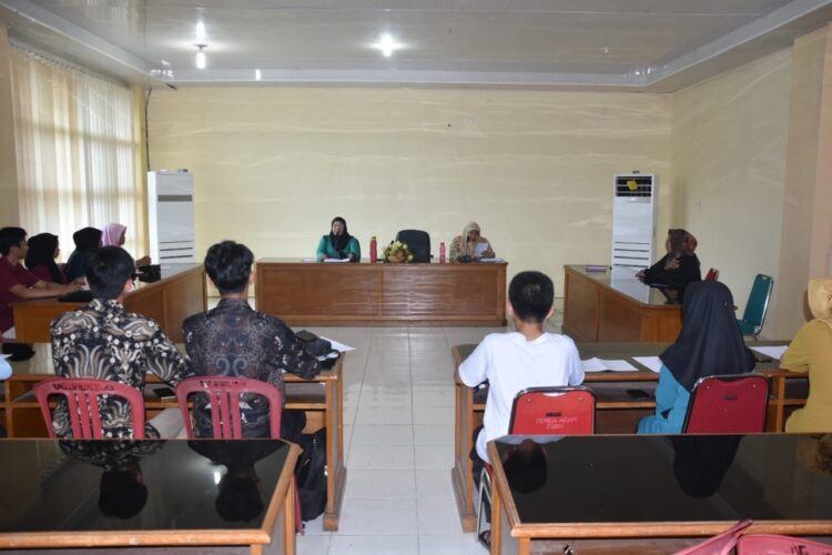 PELATIHAN—Bagian Kesra Setda Kabupaten Agam menggelar pelatihan announcer bagi remaja masjid se- Kecamatan Lubuk Basung, di Aula Kantor Bupati Agam.