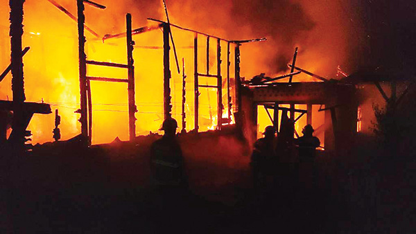 KEBAKARAN— Rumah milik seorang warga di Tanjung Saba, Lubuk Begalung, mengalami kebakaran hebat, Selasa (19/12) dinihari. Pemilik rumah terpaksa harus mengungsi.