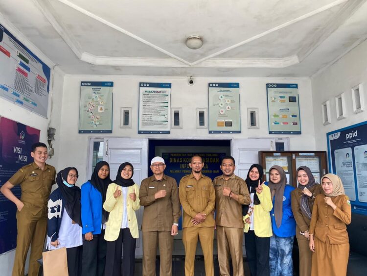 FOTO BERSAMA— Kepala Dinas Kominfo Ampera Salim dan Kepala Bidang IKP Maryulis Max, berfoto bersama dengan mahasiswa magang yang sudah mengakhiri tugas kuliahnya di DInas Kominfo Kota Padang Panjang.